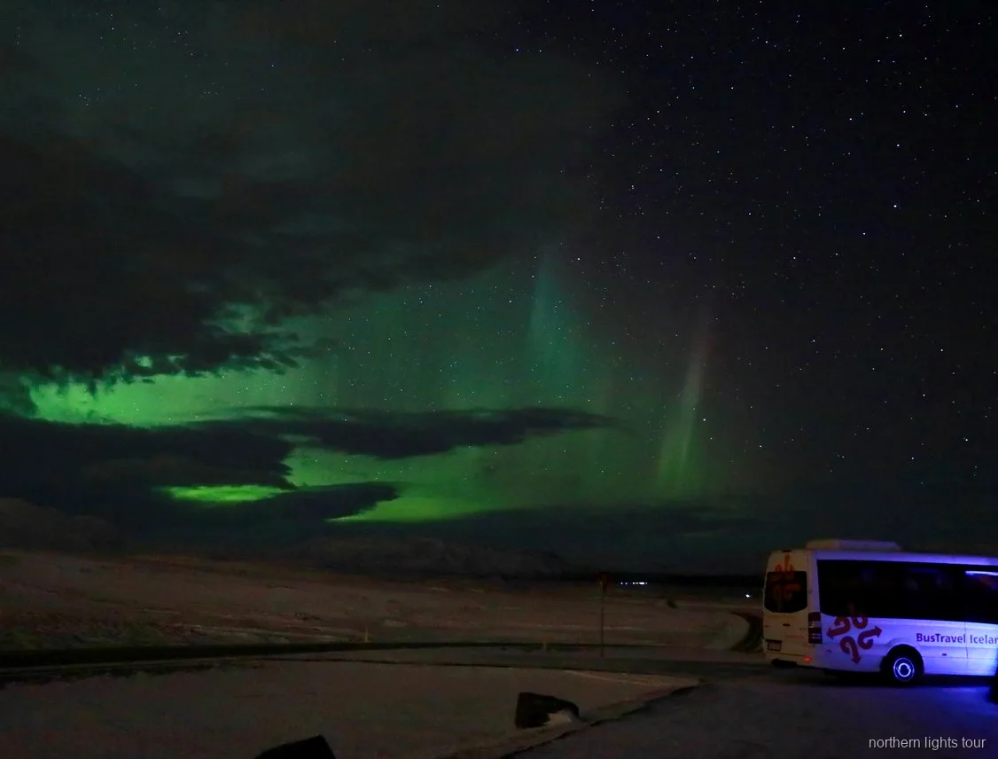 Aurora boreal sobre el campo islandés durante el tour premium de auroras boreales en Reikiavik
