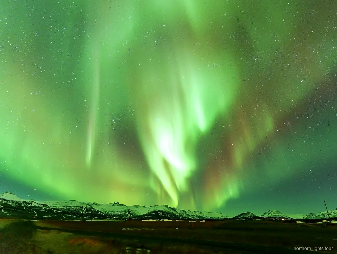 Guía explicando la aurora boreal en el tour premium en minibús de Reikiavik