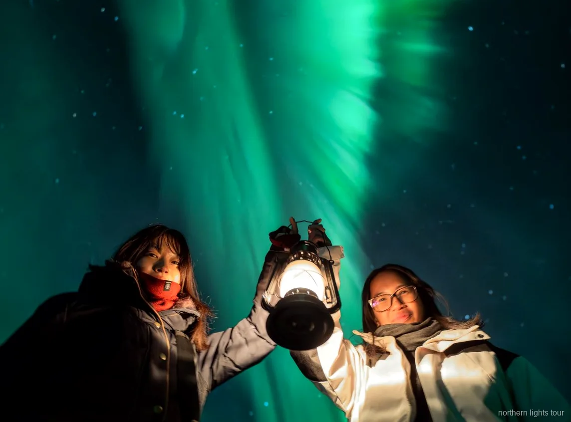 Vehículo con calefacción usado en el tour de auroras boreales en Rovaniemi, Laponia finlandesa