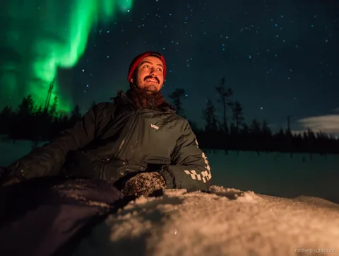Aurora boreal sobre la nieve cerca de Rovaniemi, Laponia finlandesa
