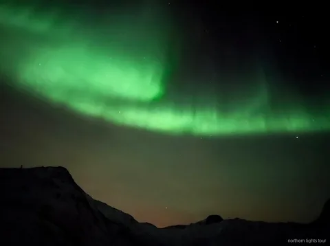 Fotógrafo profissional a captar a aurora no tour privado da Islândia