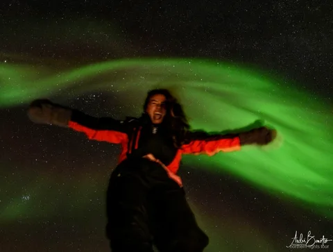 4x4 privado del tour de auroras boreales en Islandia aparcado bajo la aurora