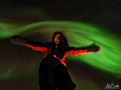 4x4 privato del tour aurora boreale islanda parcheggiato sotto l'aurora
