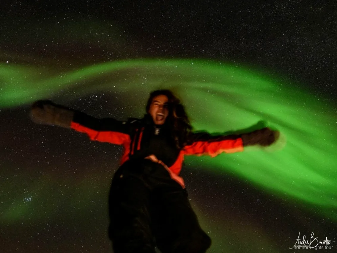 4x4 privato del tour aurora boreale islanda parcheggiato sotto l'aurora