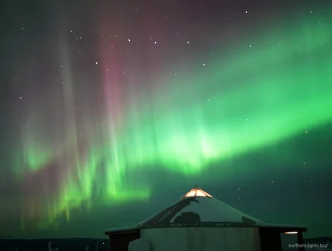 Aurora boreal vista pelas janelas do tour de refúgio de aurora boreal em Fairbanks