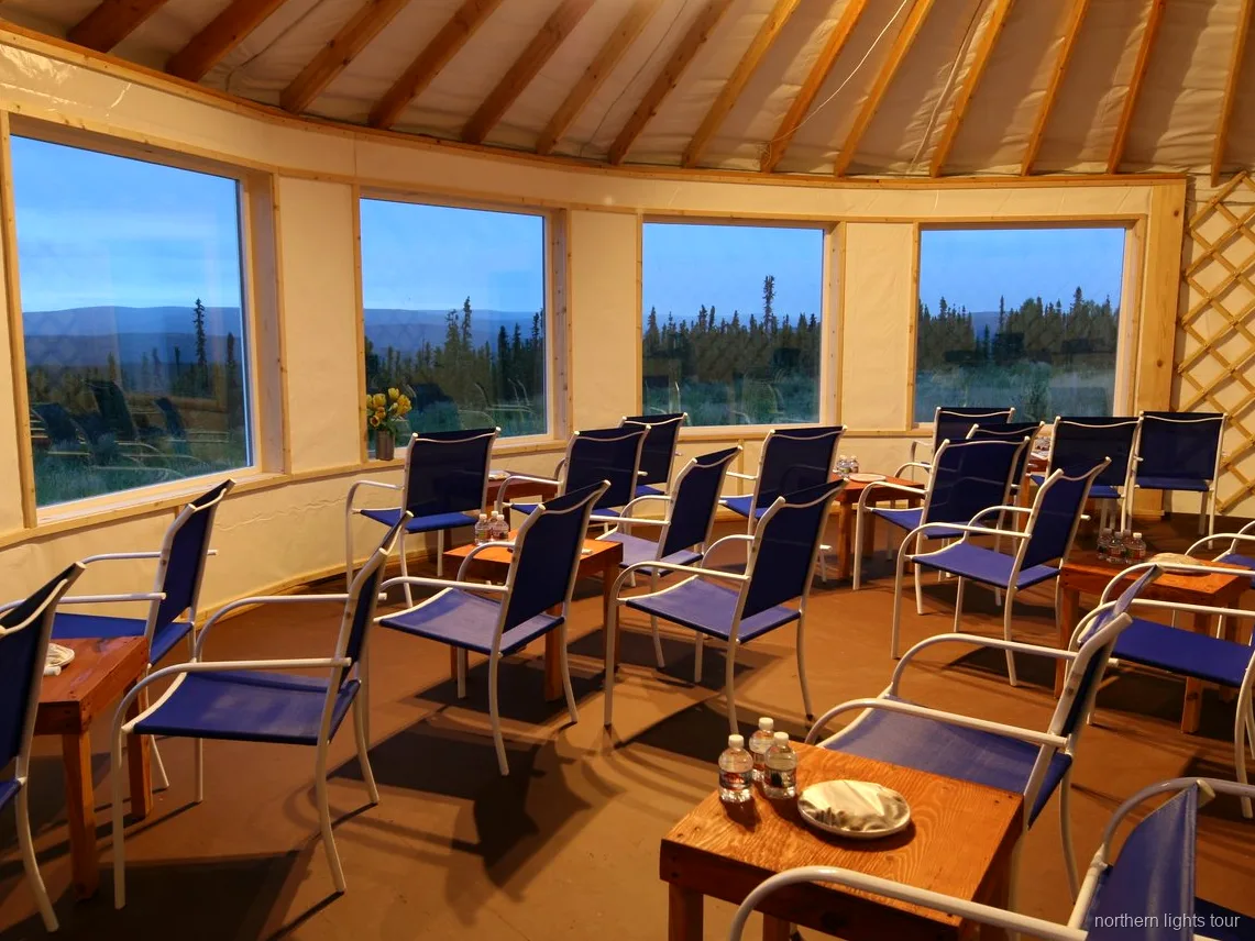 Exterior do refúgio de aurora boreal em Fairbanks com vistas desimpedidas do céu a norte