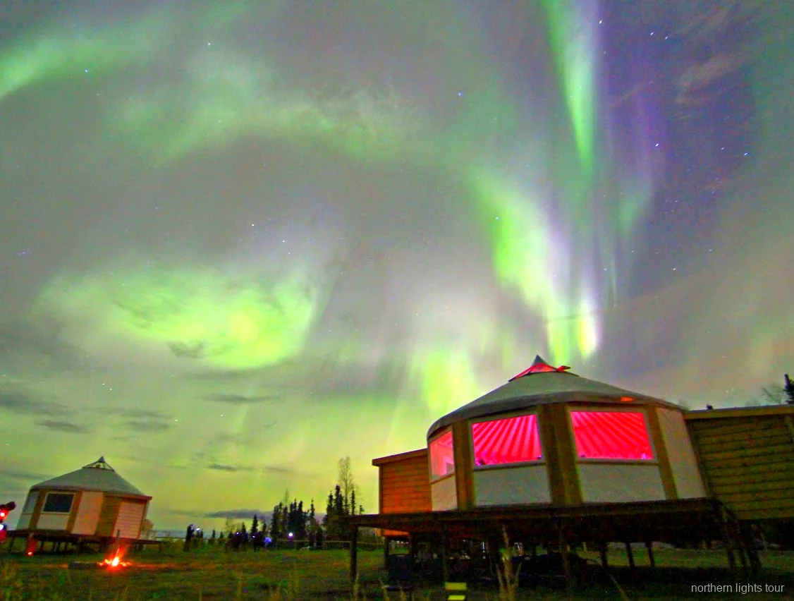 Viajantes a relaxar no refúgio de aurora boreal em Fairbanks à espera das luzes