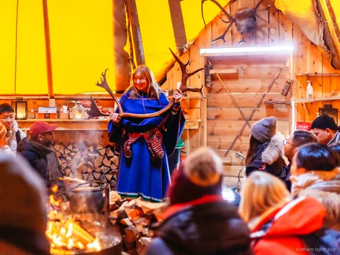 Tenda lavvu tradicional sami usada para a refeição no tour de renas em Tromsø