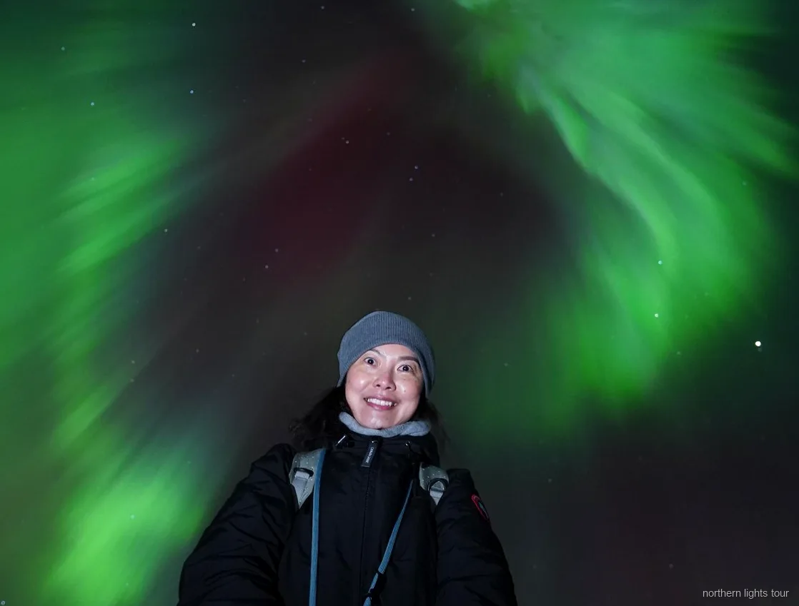 Aurora Borealis über den Bergen nahe Tromsø während der Nordlichter-Jagdtour