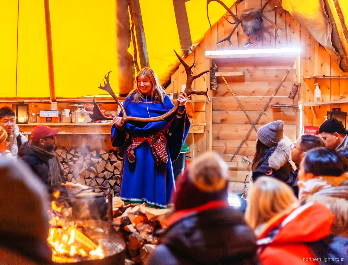 Traditionellt samiskt lavvu-tält använt för måltiden på Tromsø-renturen