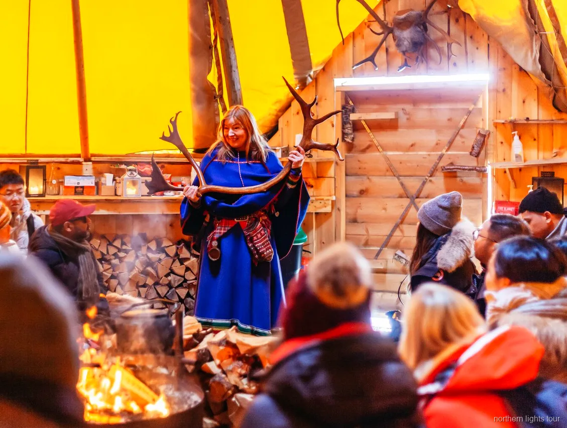 Tromsø ren geyiği turunda yemek için kullanılan geleneksel Sami lavvu çadırı