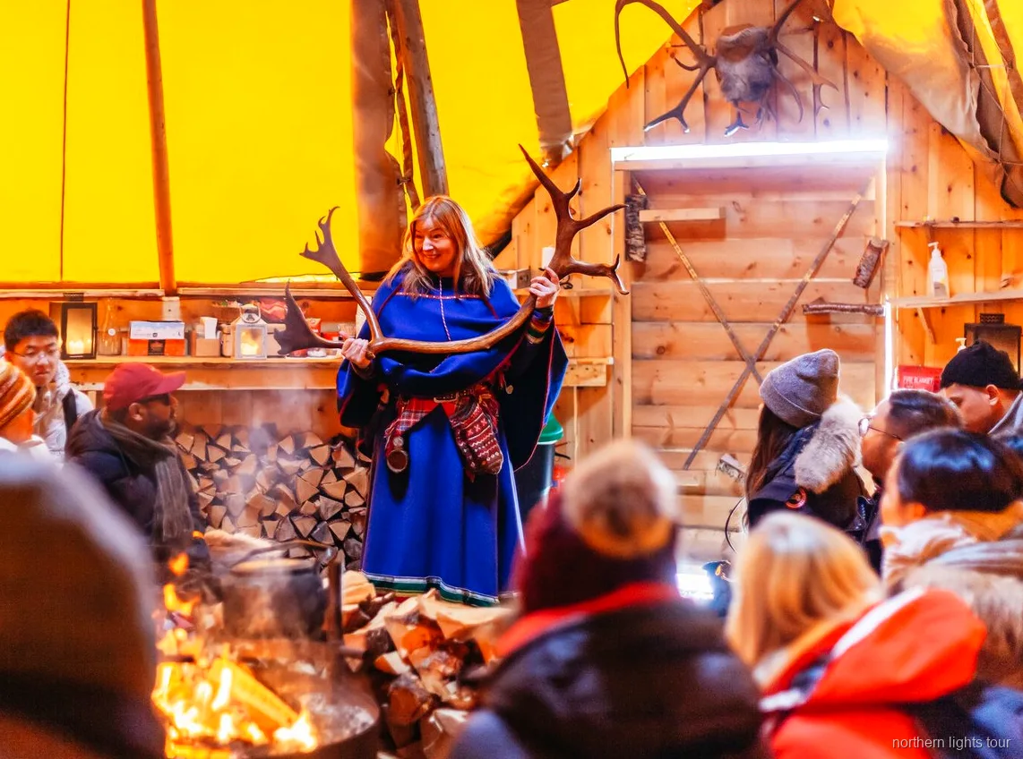 Traditionelles Sami-Lavvu-Zelt für das Essen auf der Tromsø Rentiertour