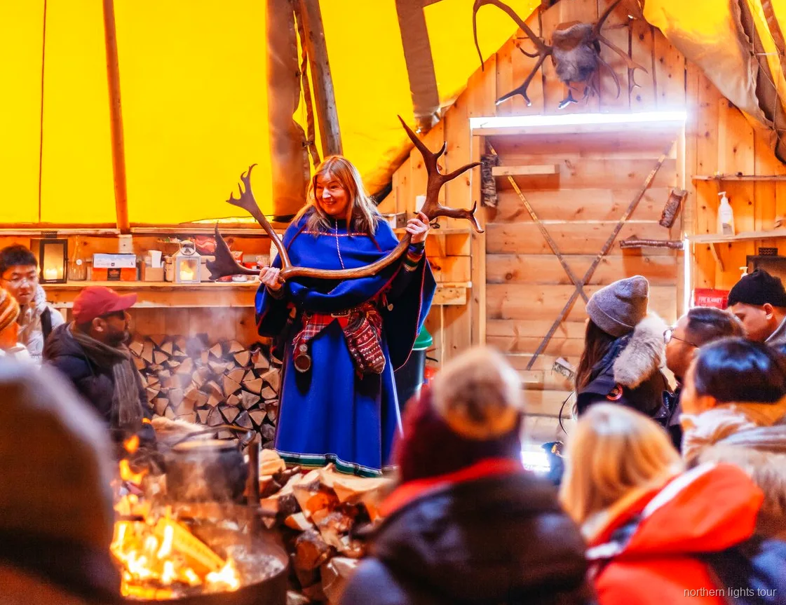 Tradycyjny namiot lavvu Sami wykorzystywany na posiłek na wycieczce z reniferami w Tromsø